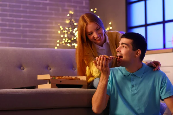 Young Couple Eating Tasty Pizza Kitchen Night — Stock Photo, Image