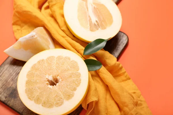 Cutting Board Pomelo Halves Kitchen Towel Orange Background Closeup — Stock Photo, Image