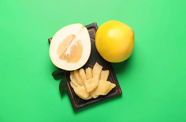 Wooden Board Whole Pomelo Fruit Slices Green Background — Stock Photo, Image