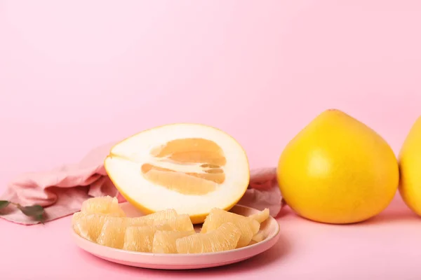 Plate Pomelo Fruit Slices Pink Background Closeup — Stock Photo, Image