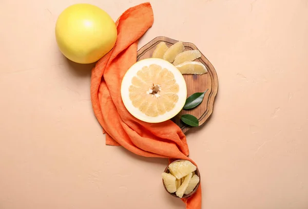Wooden Board Pomelo Fruit Slices Kitchen Towel Beige Background — Stock Photo, Image