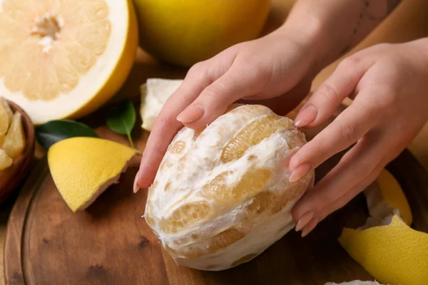 Female Hands Peeled Pomelo Fruits Wooden Board Closeup — Stock Photo, Image