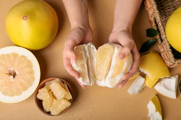 Female Hands Halves Sweet Pomelo Fruits Beige Background — Stock Photo, Image