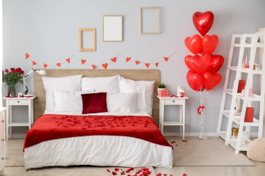 Yatak odasının içi Sevgililer Günü için güller, kalpler ve balonlarla süslenmiş.