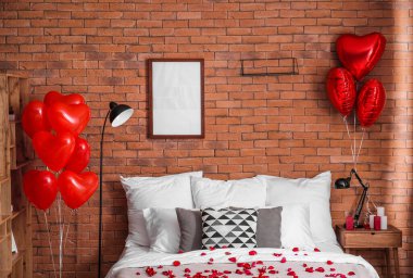 Yatak odasının içi Sevgililer Günü için güller, çerçeveler ve balonlarla süslenmiş.