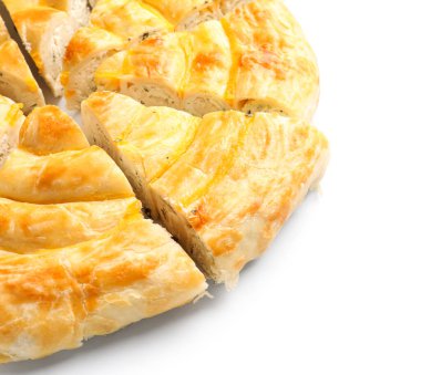 Beyaz arka planda izole edilmiş lezzetli peynirli turta parçaları.