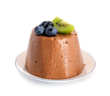 Kivi dilimli lezzetli çikolatalı puding ve beyaz arka planda yaban mersini.