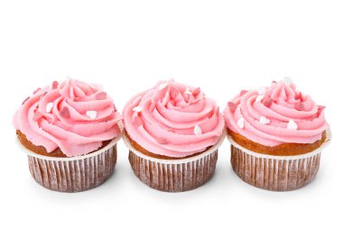 Beyaz arka planda Sevgililer Günü için lezzetli kekler.