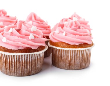 Beyaz arka planda Sevgililer Günü için lezzetli kekler.