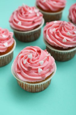 Yeşil arkaplanda Sevgililer Günü için lezzetli kekler, yakın plan.