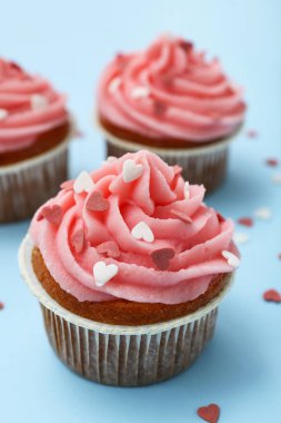 Mavi arka planda Sevgililer Günü için kalpleri olan lezzetli kek, yakın plan.