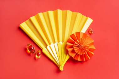 Kırmızı arka planda Çince semboller. Yeni yıl kutlaması