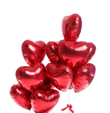 Beyaz arkaplanda Sevgililer Günü için kalp şeklinde balonlar.