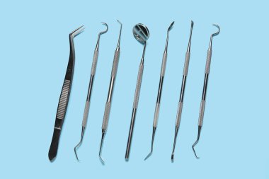 Mavi arka plan üzerinde farklı diş araçları