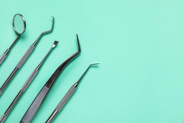 Yeşil arkaplanda diş araçları, yakın plan