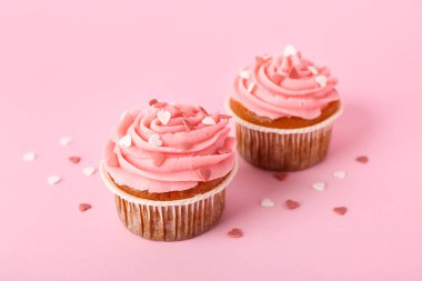 Sevgililer günü pembe arka plan için lezzetli kek