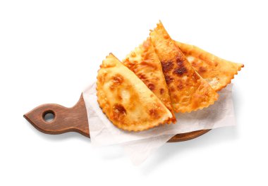Lezzetli chebureks ve beyaz arkaplanda parşömen kesme tahtası