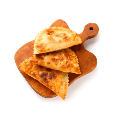 Beyaz arkaplanda lezzetli cheburekler ile kesme tahtası