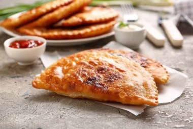 Grunge arka planında lezzetli chebureks