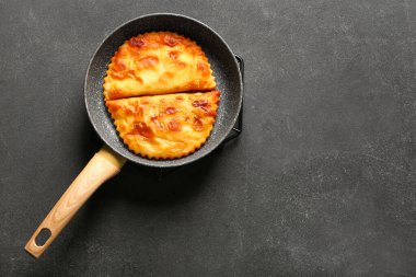 Koyu grunge arka planda lezzetli chebureks tavası