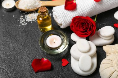 Sevgililer Günü için kaplıca kompozisyonu koyu arka planda taşlar ve gül yaprakları, yakın plan