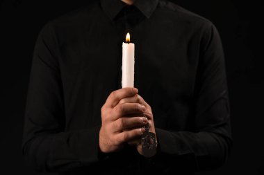 Yahudi adam elinde mumla soykırım kurbanlarını onurlandırıyor.