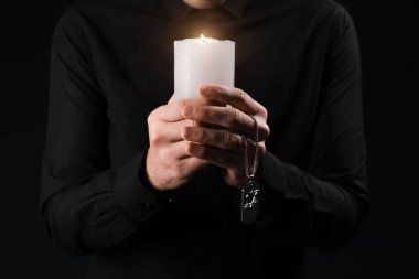 Karanlık bir geçmişi olan dua eden Yahudi bir adam. Uluslararası Soykırım Anma Günü