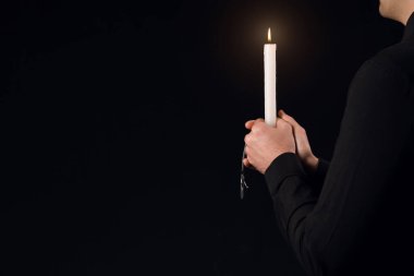 Karanlık bir geçmişi olan Yahudi bir adam. Uluslararası Soykırım Anma Günü