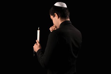 Karanlık bir geçmişi olan dua eden Yahudi bir adam. Uluslararası Soykırım Anma Günü