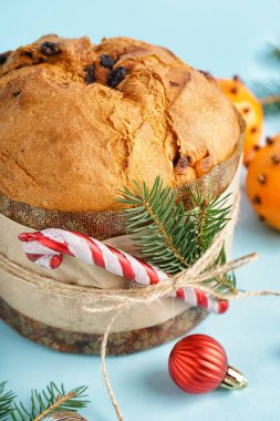 Mavi arka planda Noel dekoru olan Lezzetli Panettone, yakın plan