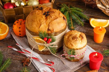 Ahşap masada Noel dekorlu leziz Panettones, yakın plan.