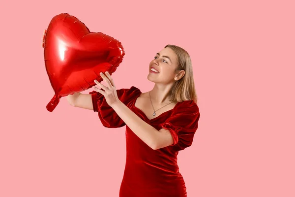 Jovem Com Balão Forma Coração Sobre Fundo Rosa Celebração Dia — Fotografia de Stock