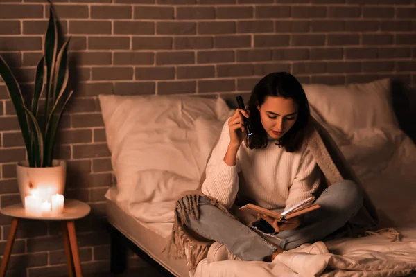 Młoda Kobieta Czyta Książkę Latarką Sypialni Podczas Zaciemnienia — Zdjęcie stockowe