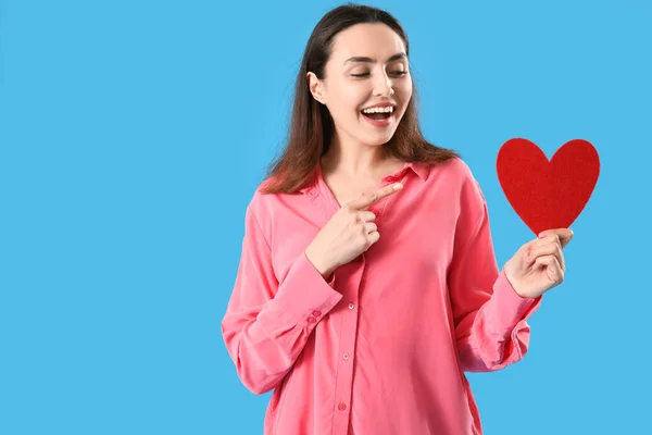 Young Woman Pointing Paper Heart Blue Background Valentine Day Celebration — Stock Photo, Image