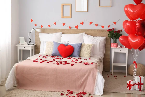 Внутрішня Частина Спальні Прикрашена Днем Святого Валентина Трояндами Серцями Кульками — стокове фото
