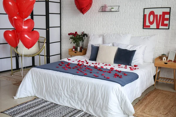 Interior Light Bedroom Decorated Valentine Day Roses Hearts Balloons — Stock Photo, Image
