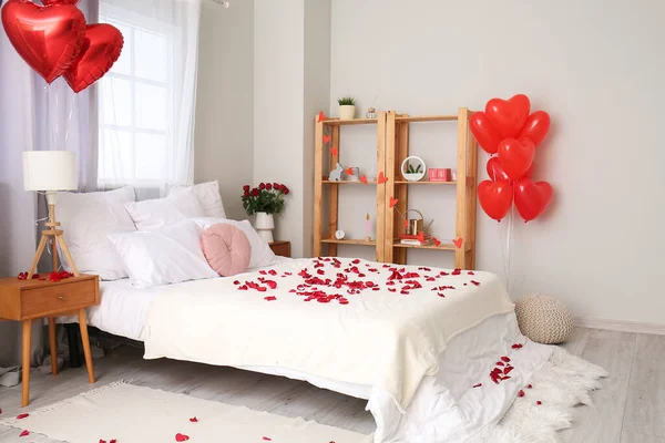 Interior Light Bedroom Decorated Valentine Day Roses Tables Balloons — Stock Photo, Image