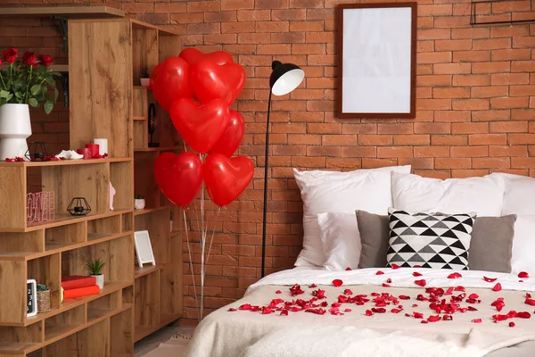 Interior Bedroom Decorated Valentine Day Roses Shelving Unit Balloons — Stock Photo, Image