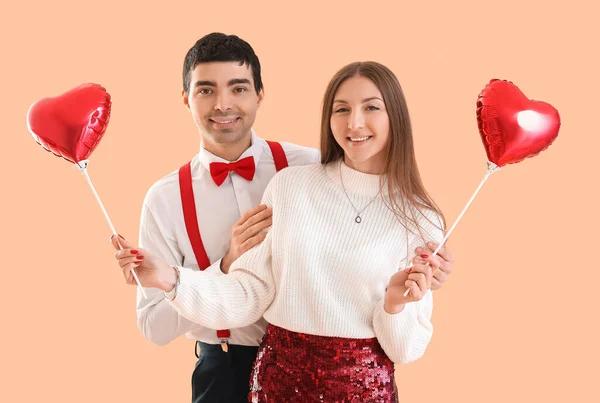 一对年轻夫妇爱上了米色背景的气球 情人节庆祝活动 — 图库照片