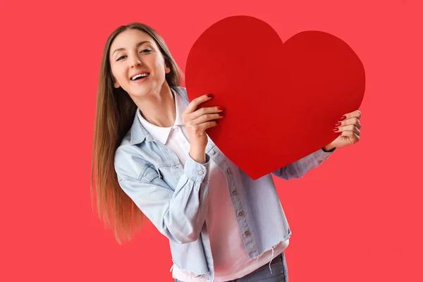 Jovem Com Coração Papel Fundo Vermelho Celebração Dia Dos Namorados — Fotografia de Stock