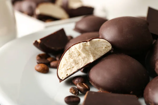 Tányér Édes Csokoládé Madár Tej Cukorka Kávébab Közelkép — Stock Fotó