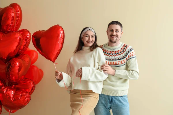 Casal Feliz Apaixonado Por Balões Fundo Bege Celebração Dia Dos — Fotografia de Stock