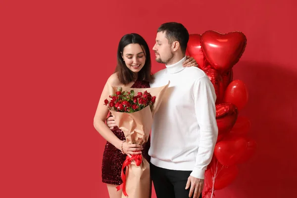 Happy Couple Love Roses Red Background Valentine Day Celebration — Stock Photo, Image