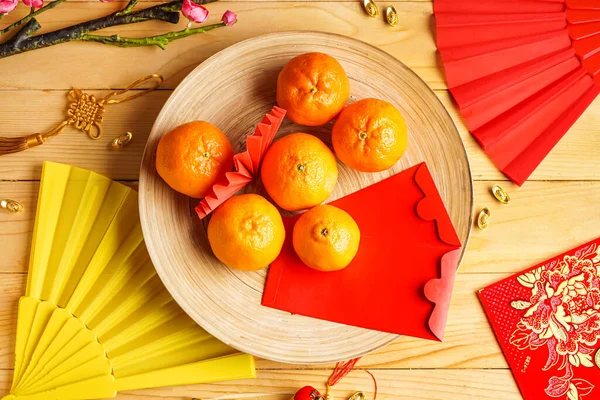Bord Met Mandarijnen Enveloppen Chinese Symbolen Houten Achtergrond Nieuwjaarsviering — Stockfoto