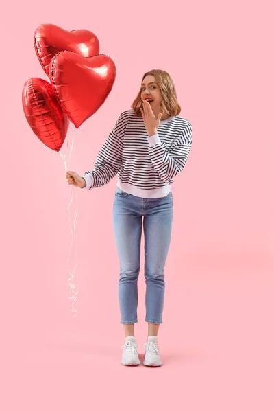 Bela Mulher Jovem Surpreso Com Balões Forma Coração Vermelho Fundo — Fotografia de Stock
