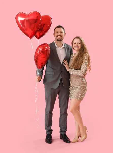 Jovem Casal Feliz Com Balões Forma Coração Fundo Rosa Celebração — Fotografia de Stock
