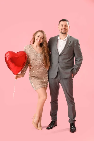 Jovem Casal Feliz Com Balão Forma Coração Fundo Rosa Celebração — Fotografia de Stock