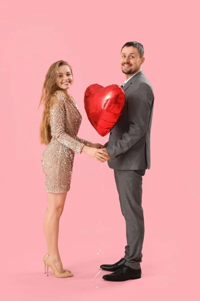 Happy Young Couple Heart Shaped Balloon Pink Background Valentine Day — Stock Photo, Image