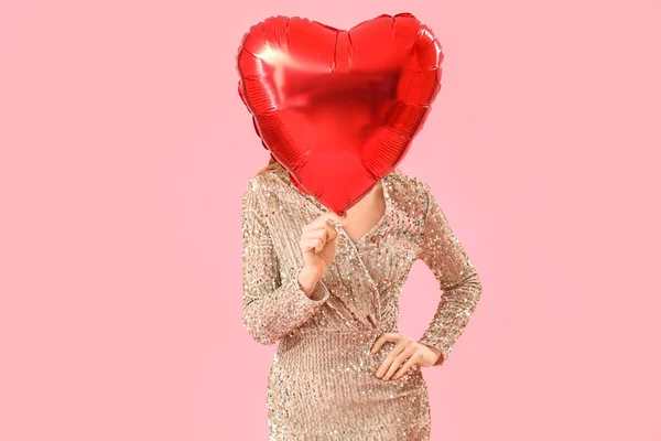 Jovem Mulher Escondendo Rosto Atrás Balão Forma Coração Fundo Rosa — Fotografia de Stock