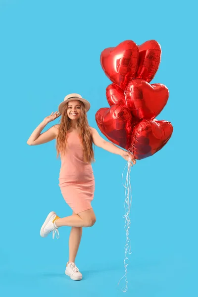 Mulher Bonita Com Balões Forma Coração Fundo Azul Celebração Dia — Fotografia de Stock